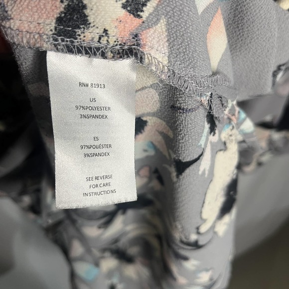 c&e Gray Floral Blouse 3/4 Sleeve, Size M, EUC - Picture 6 of 8